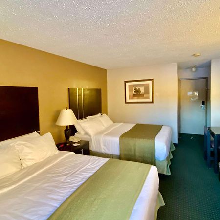 Hotel Ramada By Wyndham Whitecourt Exterior foto
