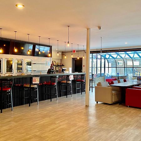 Hotel Ramada By Wyndham Whitecourt Exterior foto