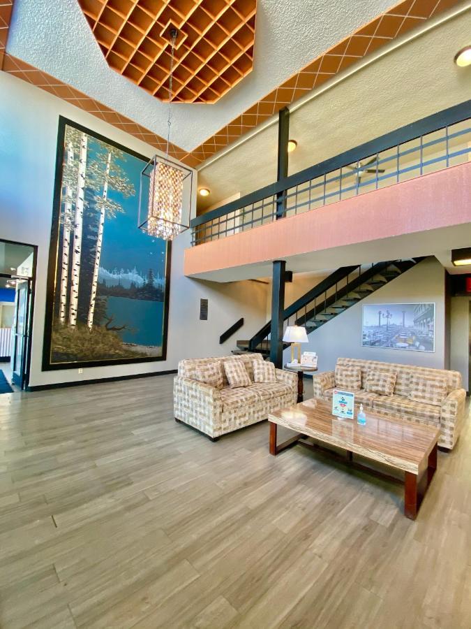 Hotel Ramada By Wyndham Whitecourt Exterior foto