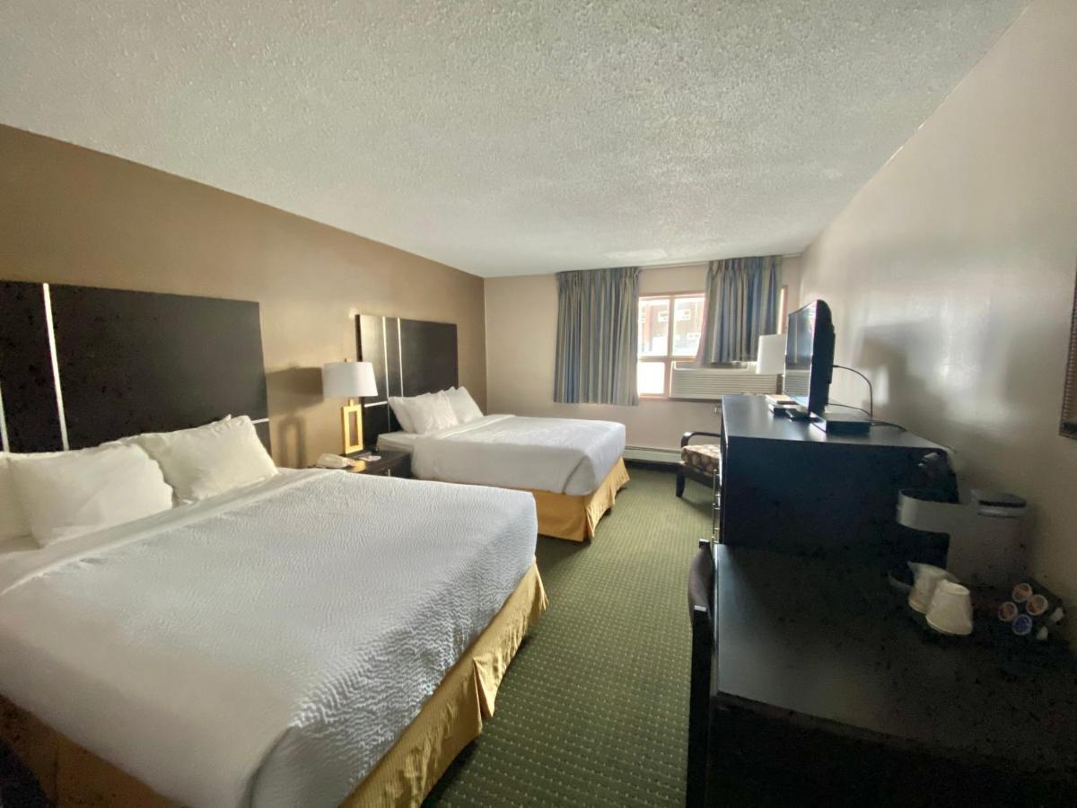 Hotel Ramada By Wyndham Whitecourt Exterior foto