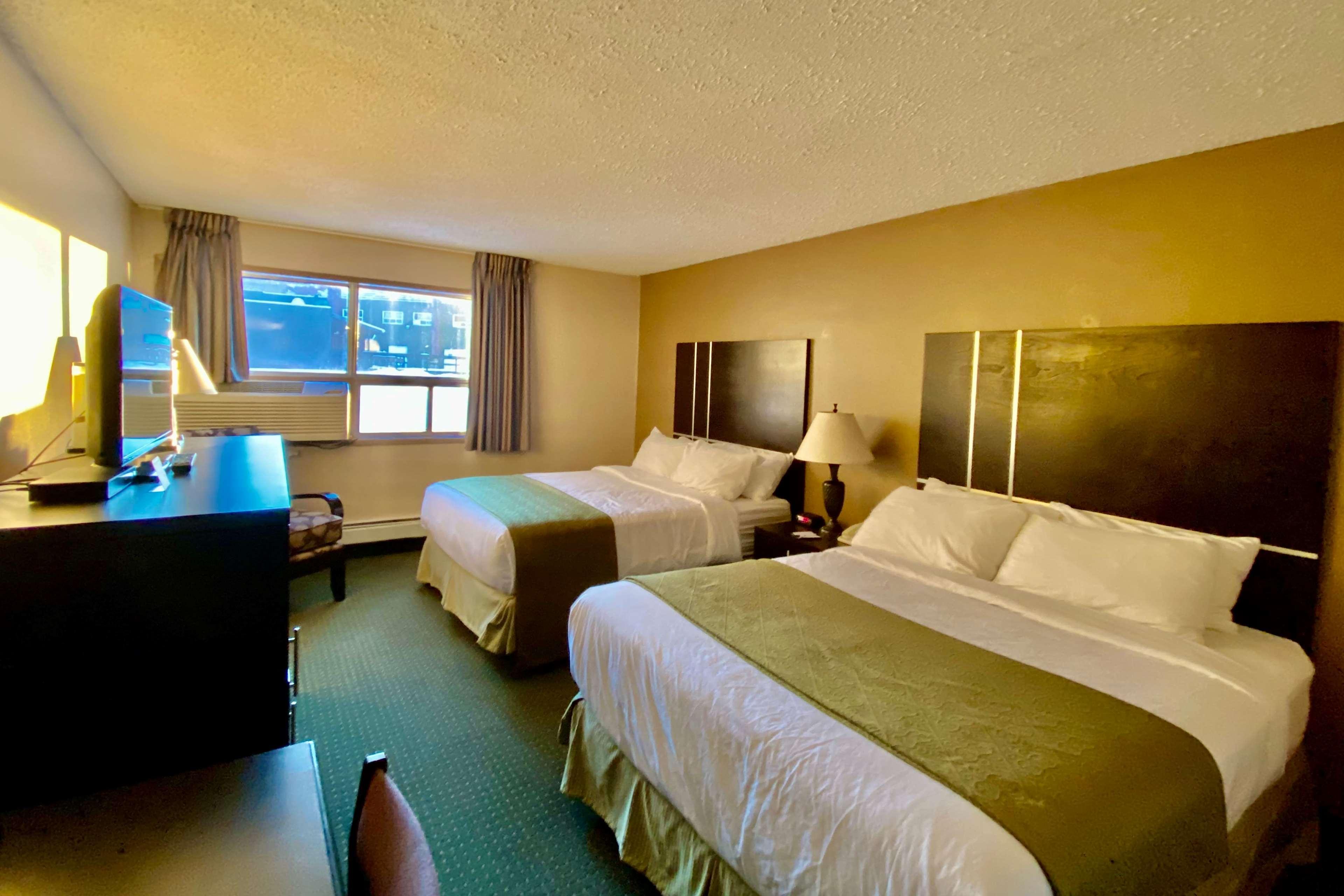 Hotel Ramada By Wyndham Whitecourt Exterior foto