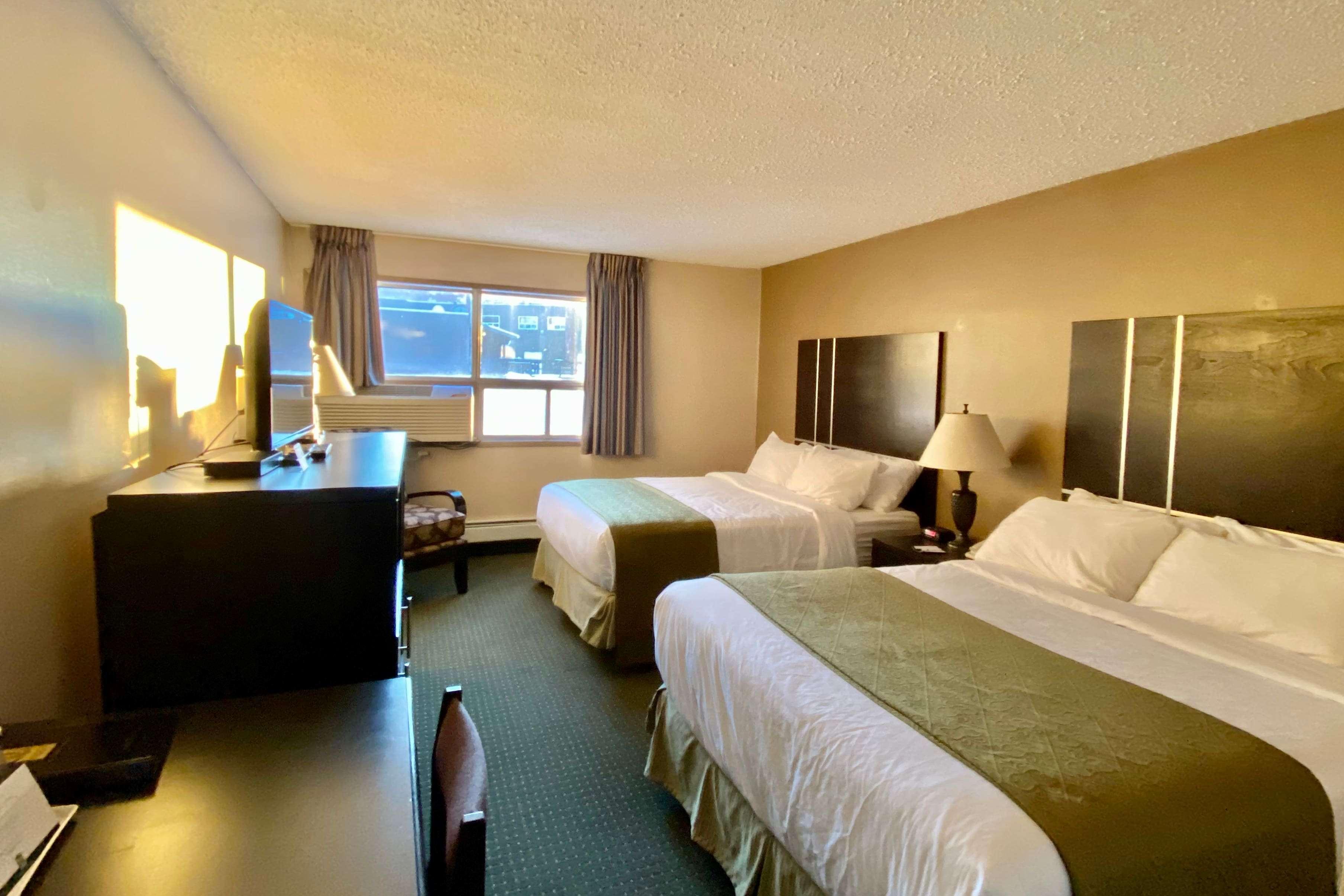Hotel Ramada By Wyndham Whitecourt Exterior foto