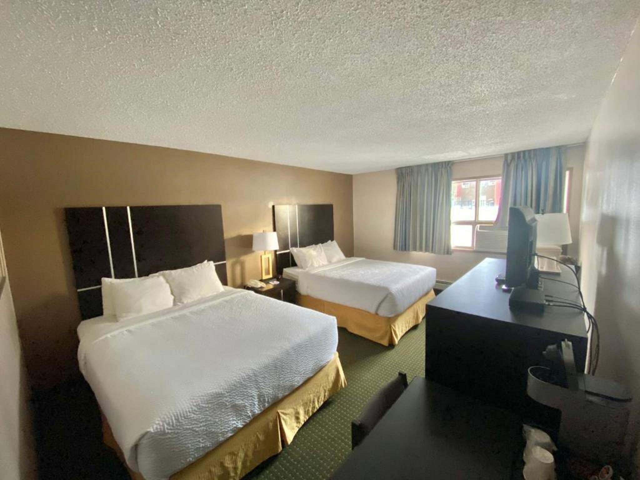 Hotel Ramada By Wyndham Whitecourt Exterior foto