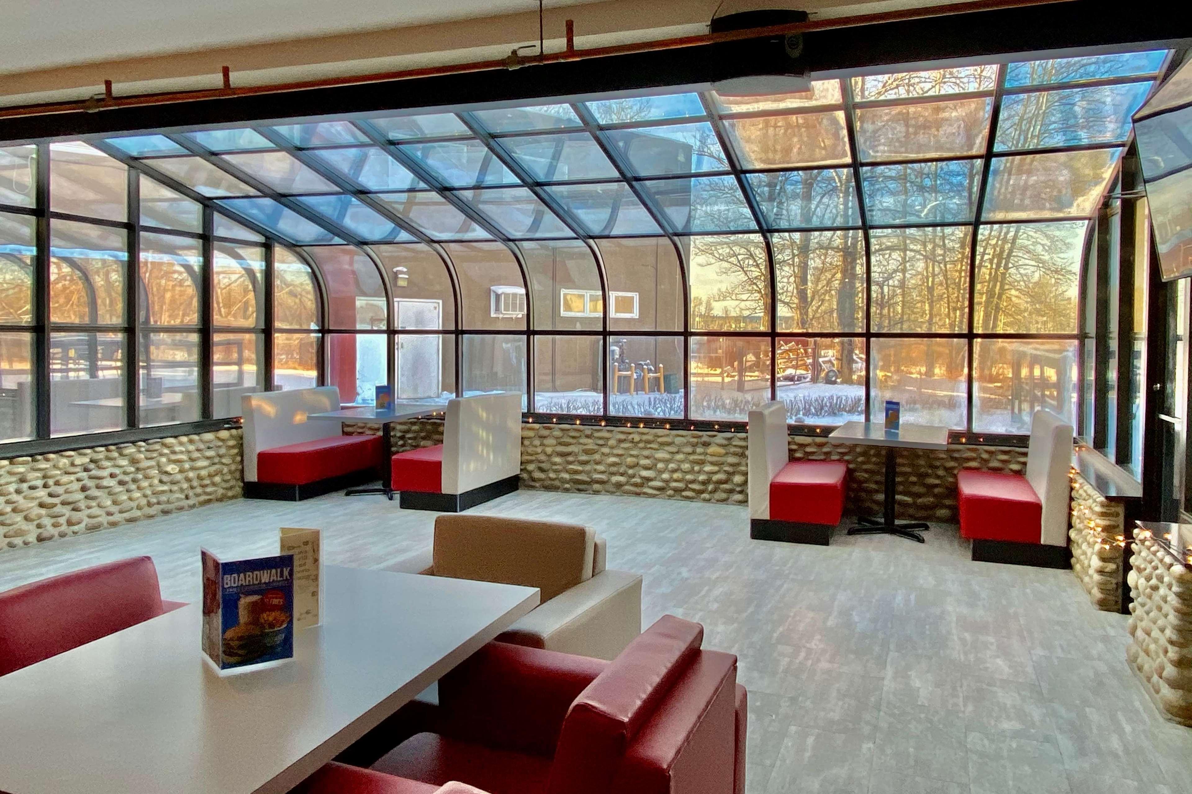 Hotel Ramada By Wyndham Whitecourt Exterior foto