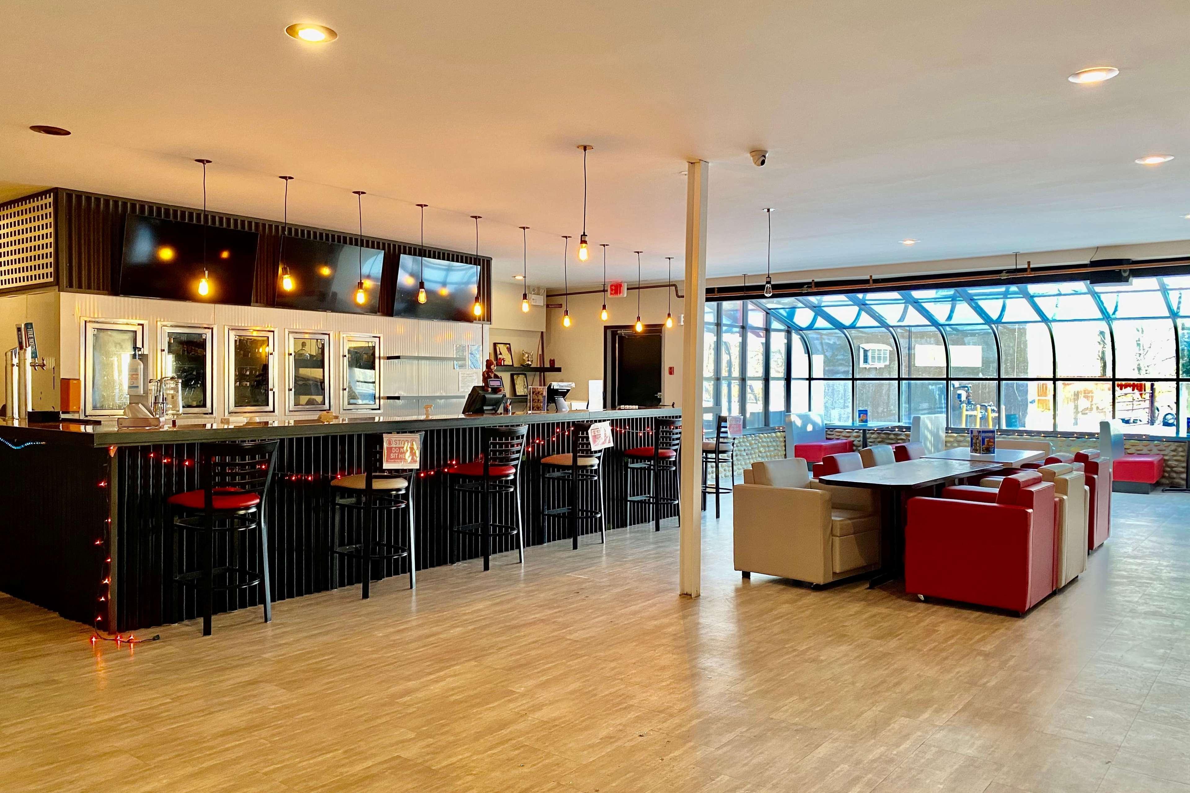 Hotel Ramada By Wyndham Whitecourt Exterior foto