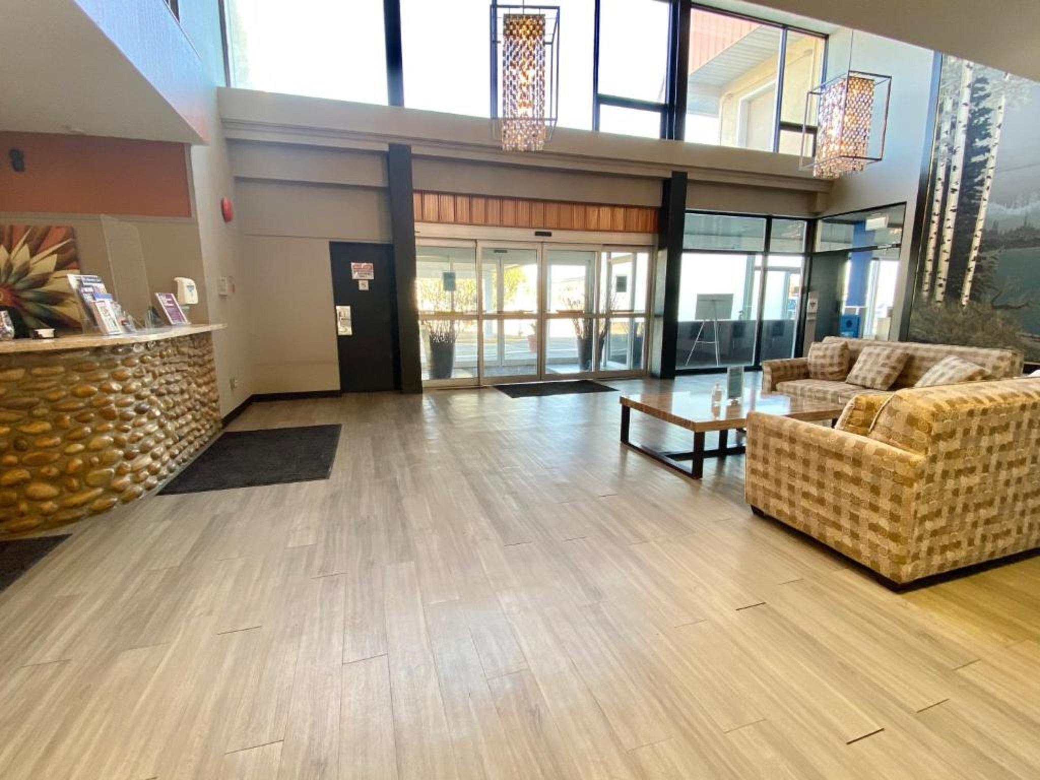 Hotel Ramada By Wyndham Whitecourt Exterior foto