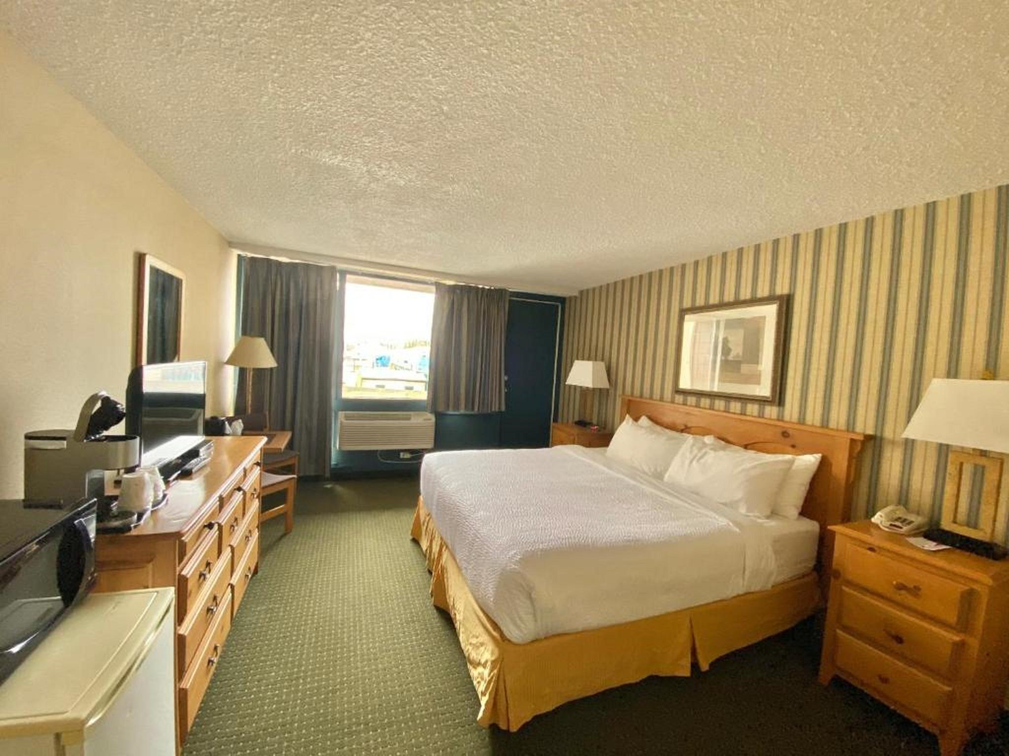 Hotel Ramada By Wyndham Whitecourt Exterior foto