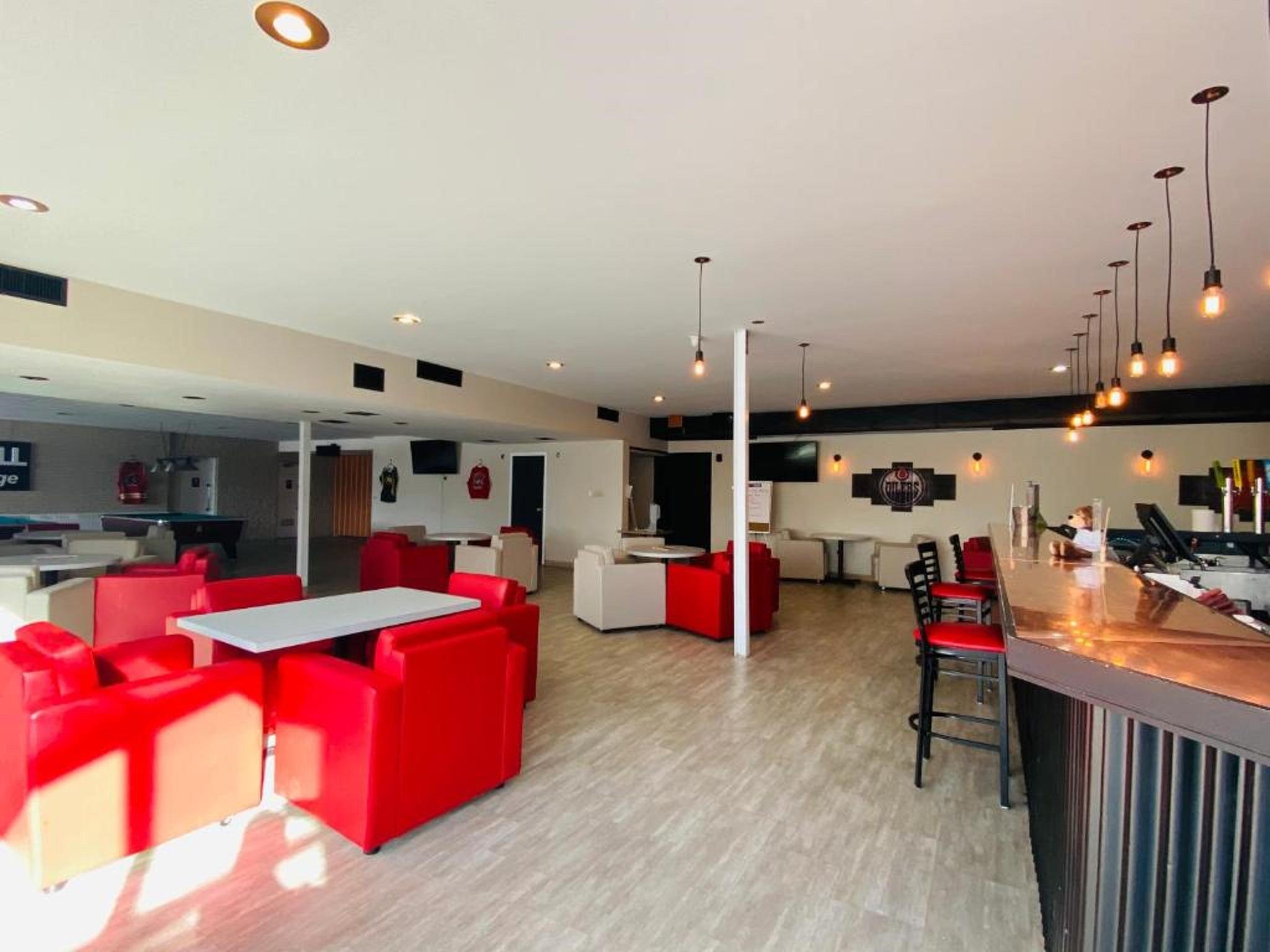 Hotel Ramada By Wyndham Whitecourt Exterior foto