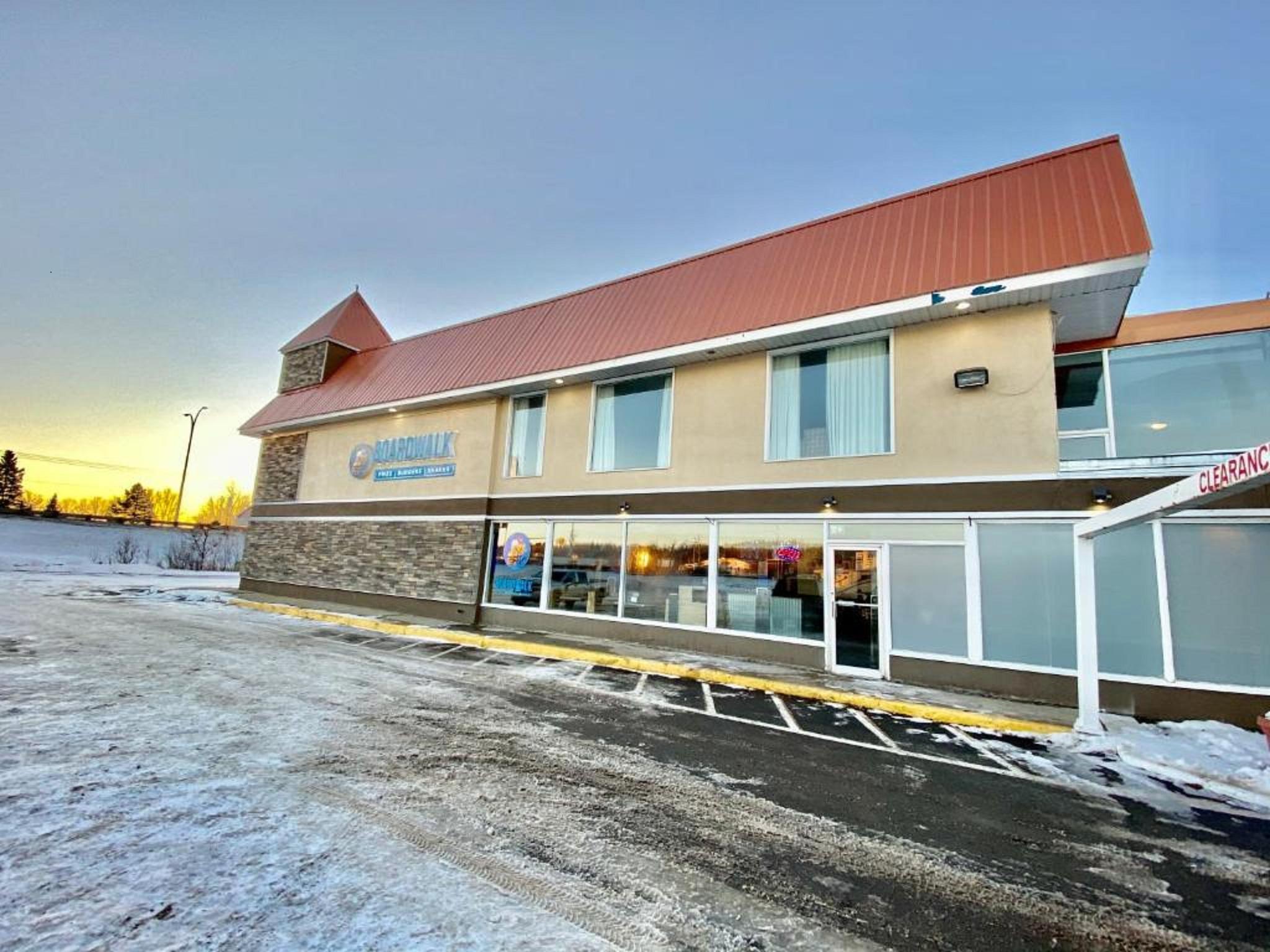 Hotel Ramada By Wyndham Whitecourt Exterior foto