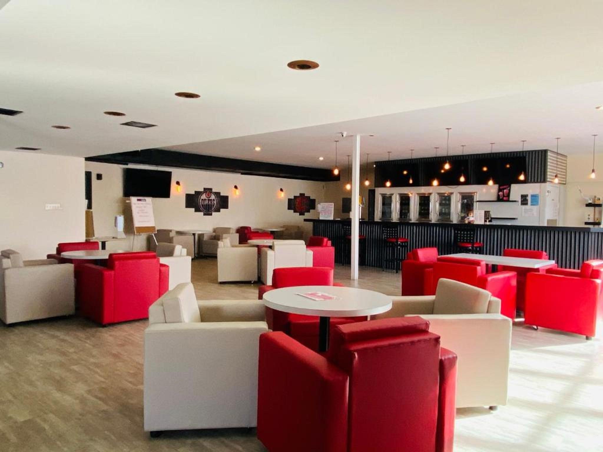 Hotel Ramada By Wyndham Whitecourt Exterior foto