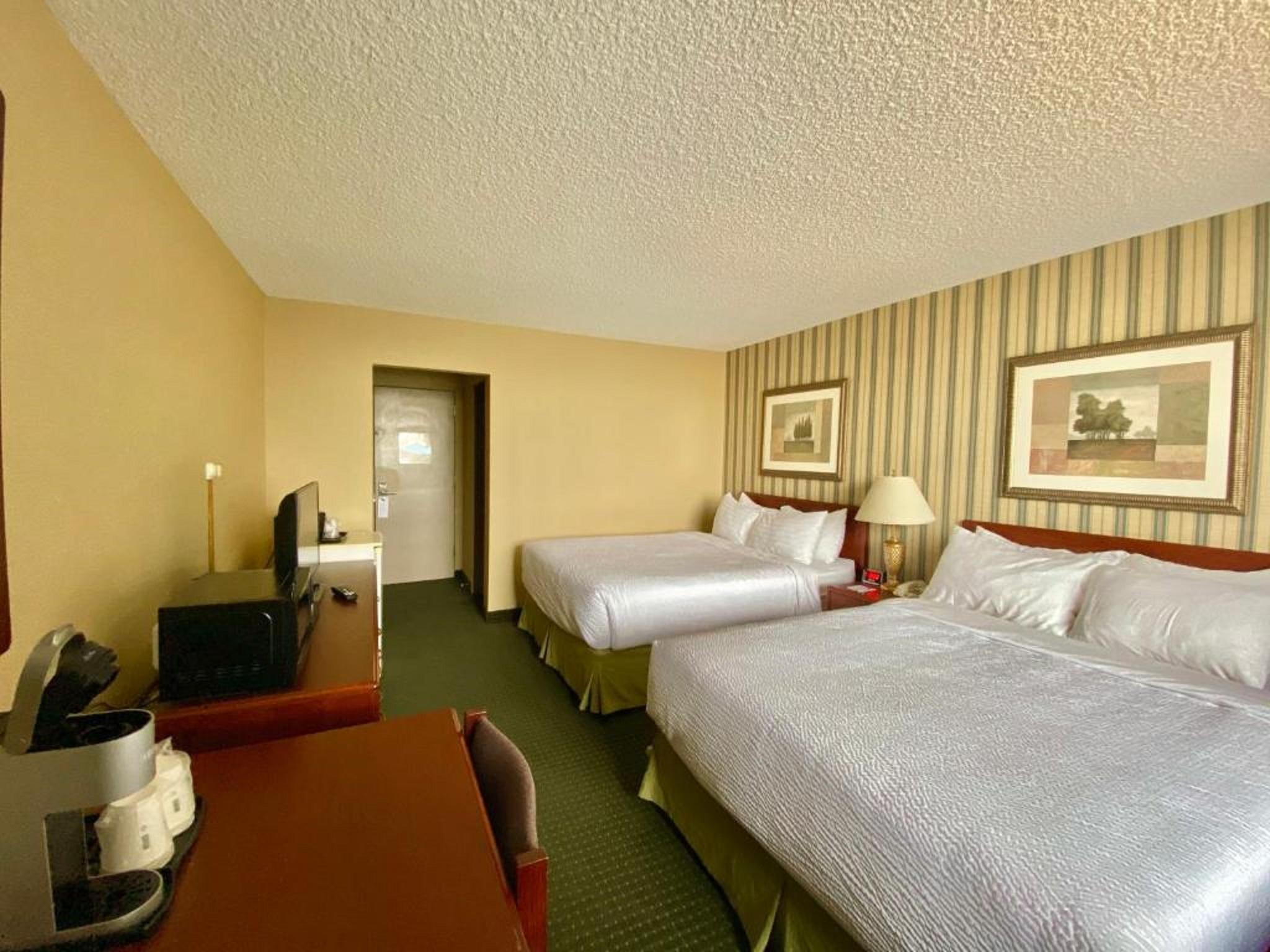 Hotel Ramada By Wyndham Whitecourt Exterior foto