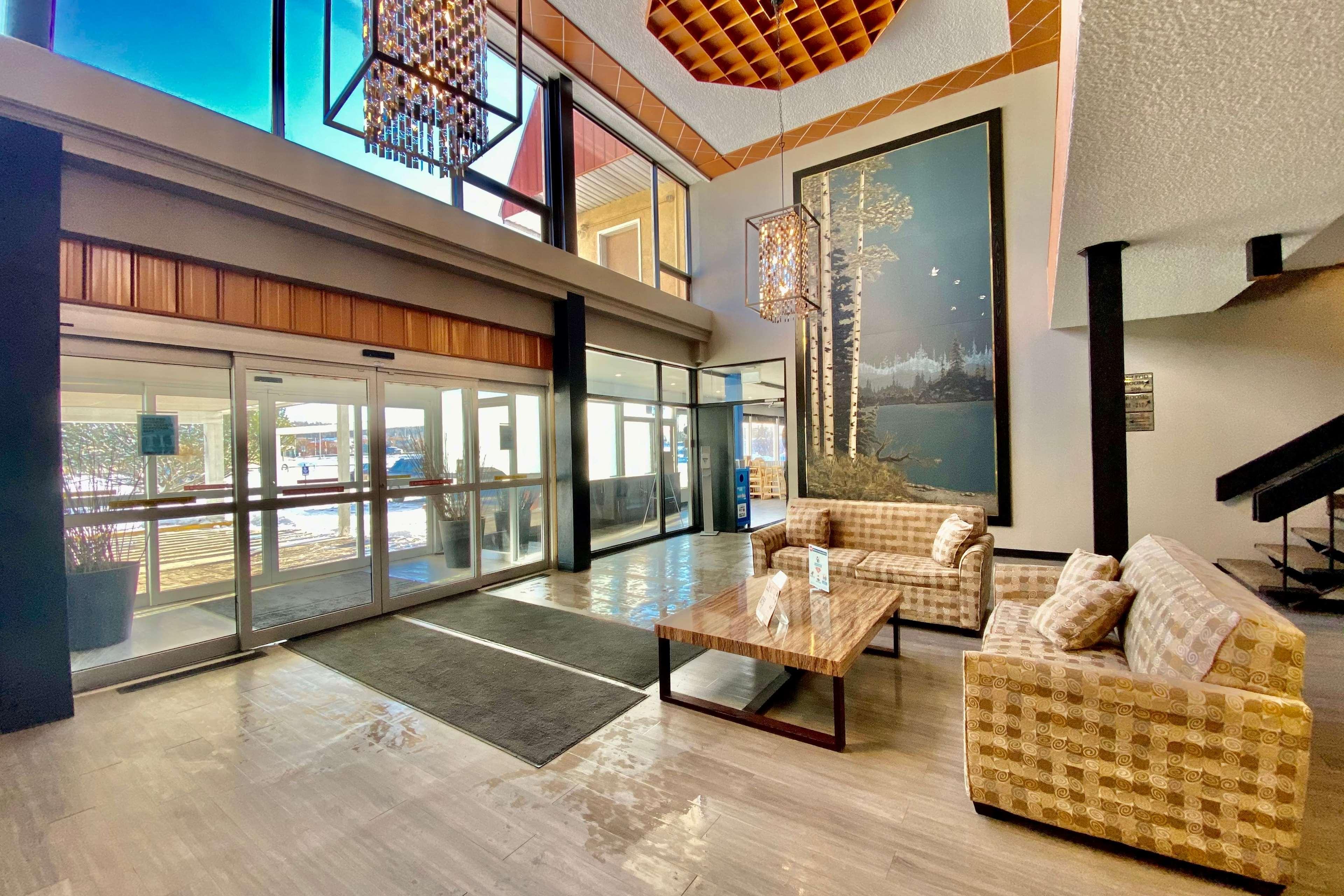 Hotel Ramada By Wyndham Whitecourt Exterior foto