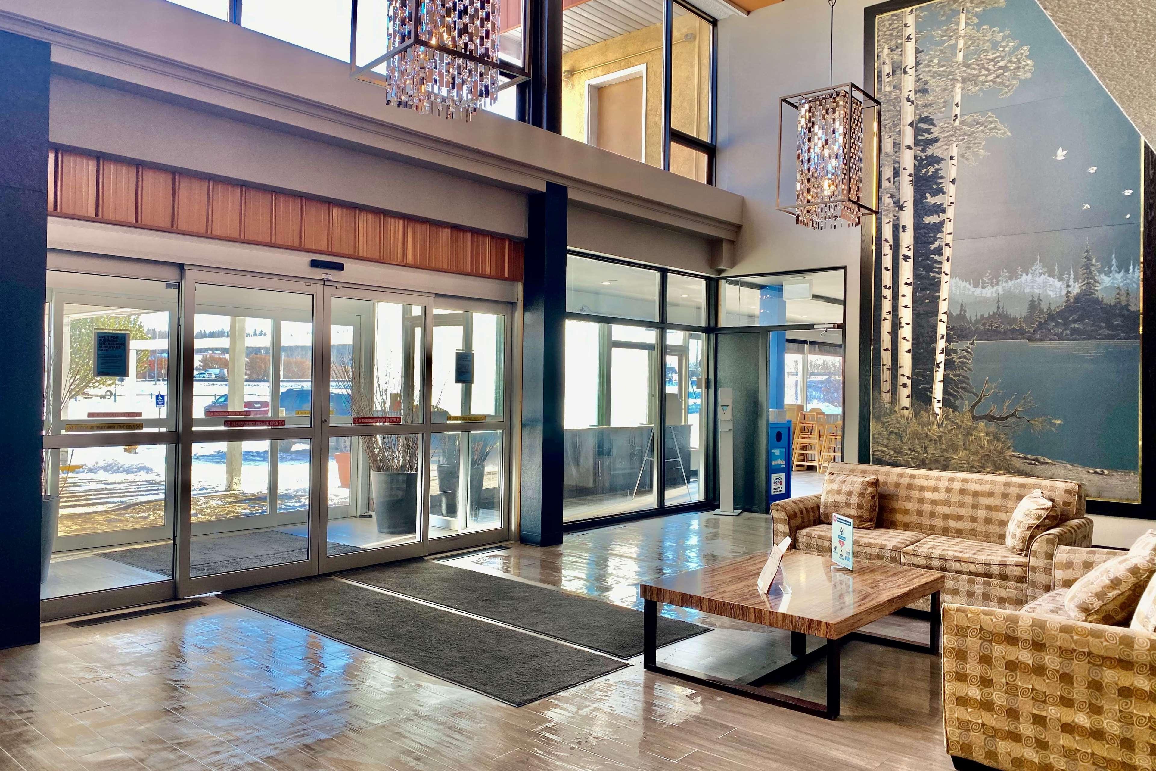 Hotel Ramada By Wyndham Whitecourt Exterior foto