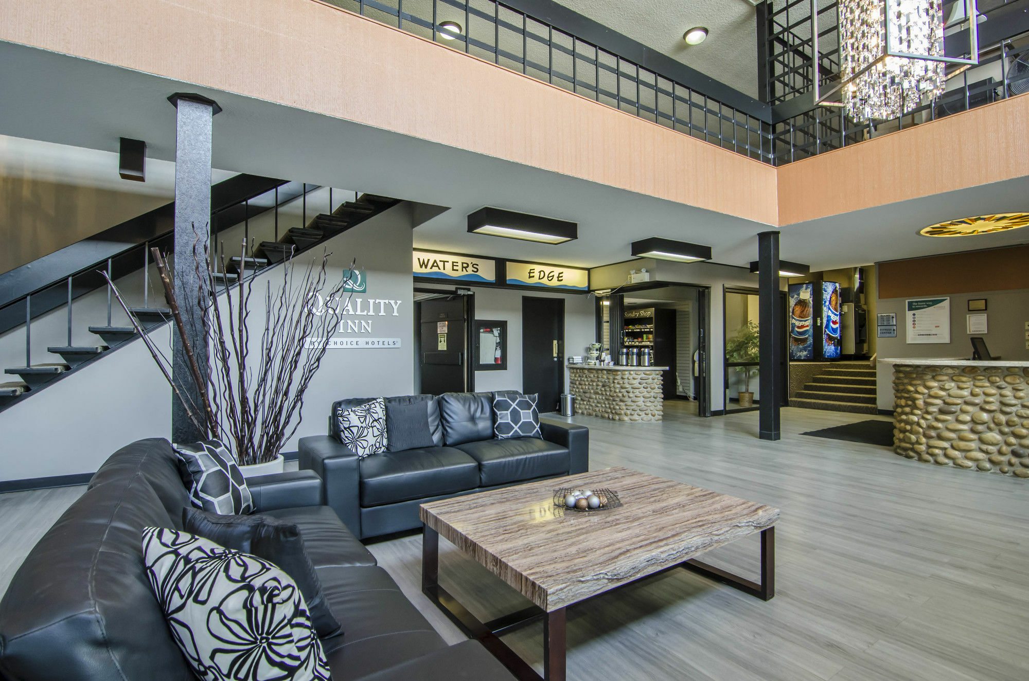 Hotel Ramada By Wyndham Whitecourt Exterior foto