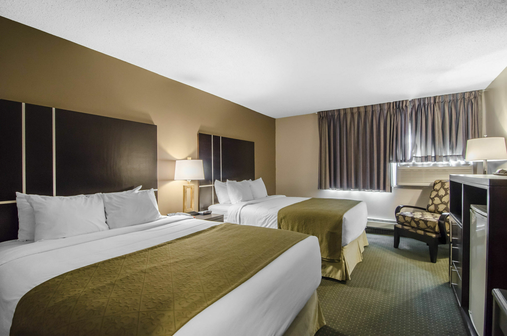 Hotel Ramada By Wyndham Whitecourt Exterior foto