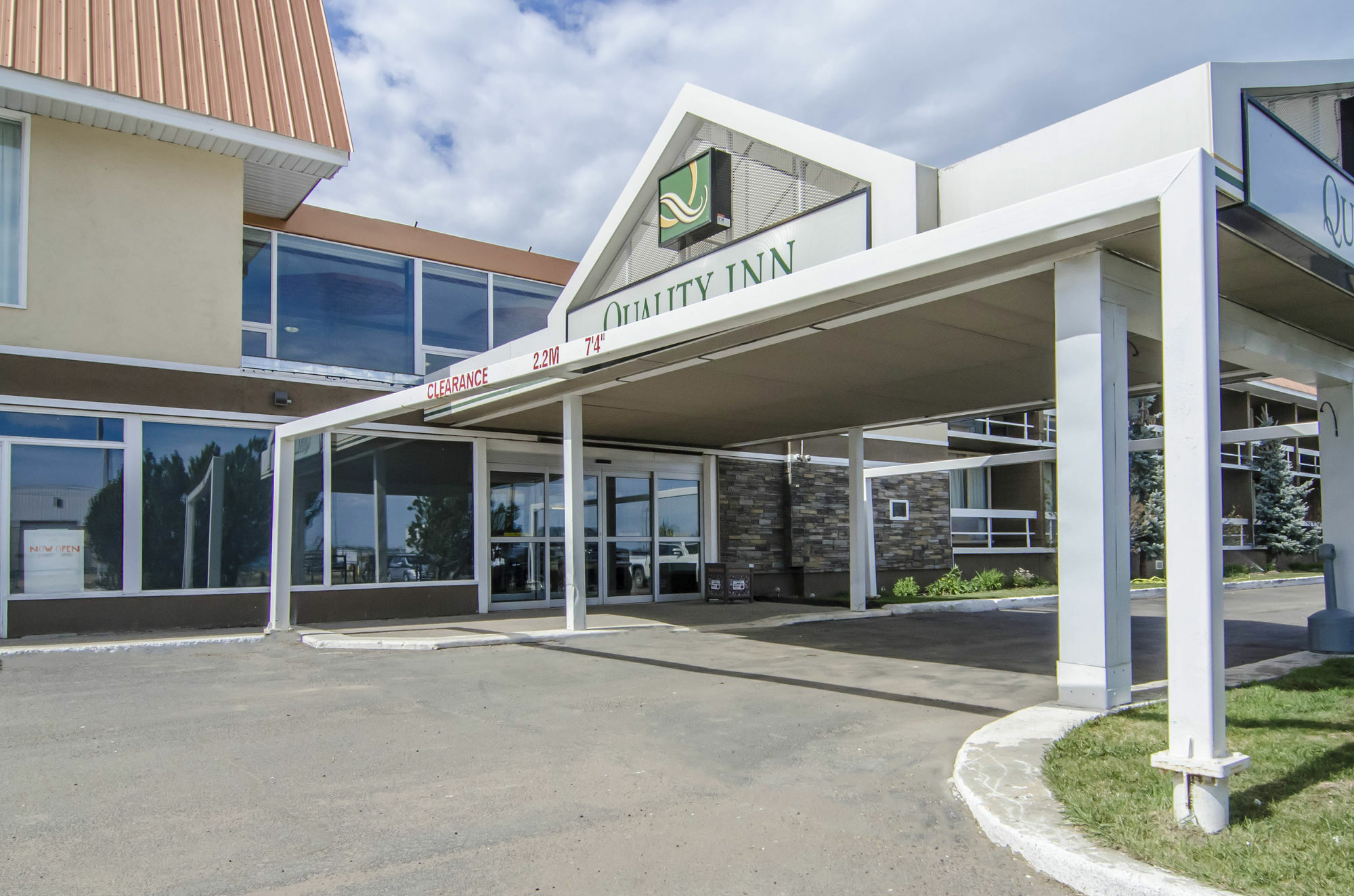 Hotel Ramada By Wyndham Whitecourt Exterior foto